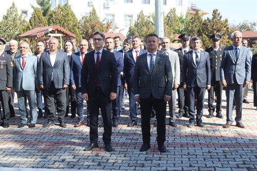 CUMHURİYET BAYRAMI KUTLAMA PROGRAMLARI ÇELENK KOYMA TÖRENİ İLE BAŞLADI